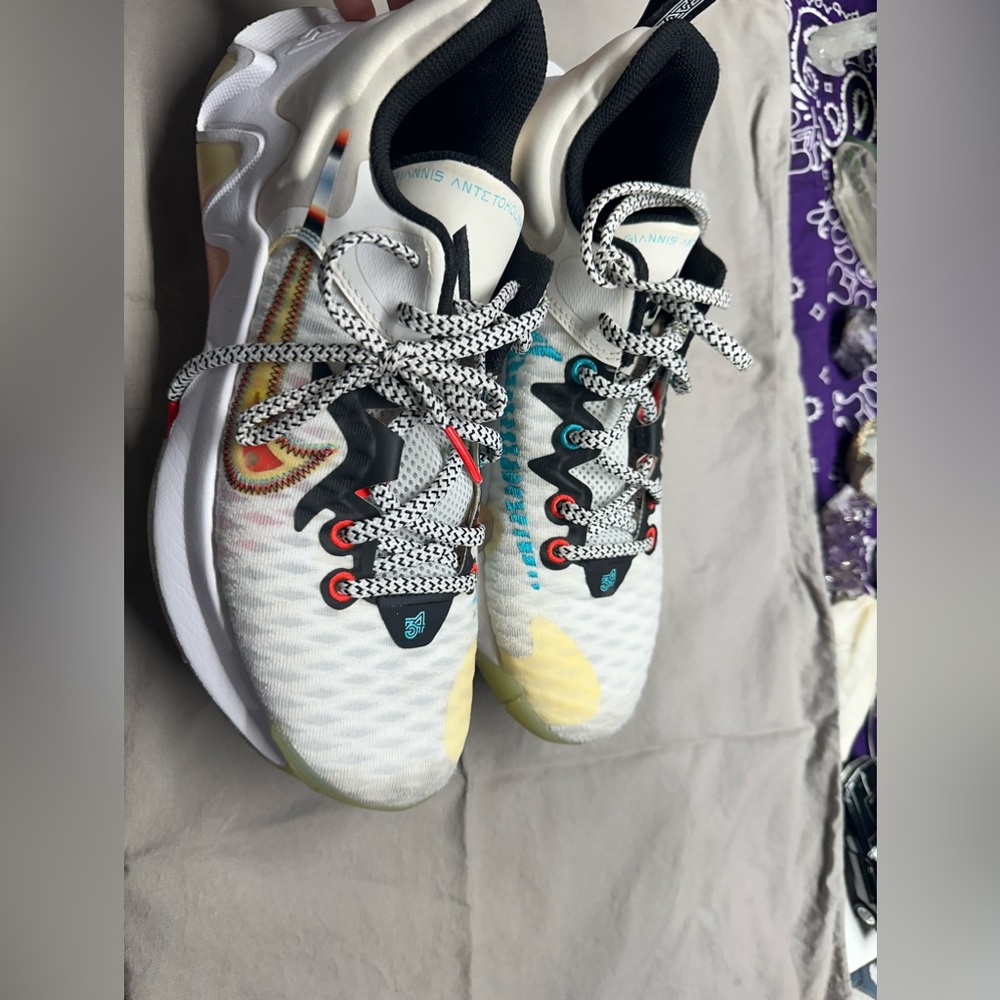 Basketball shoes